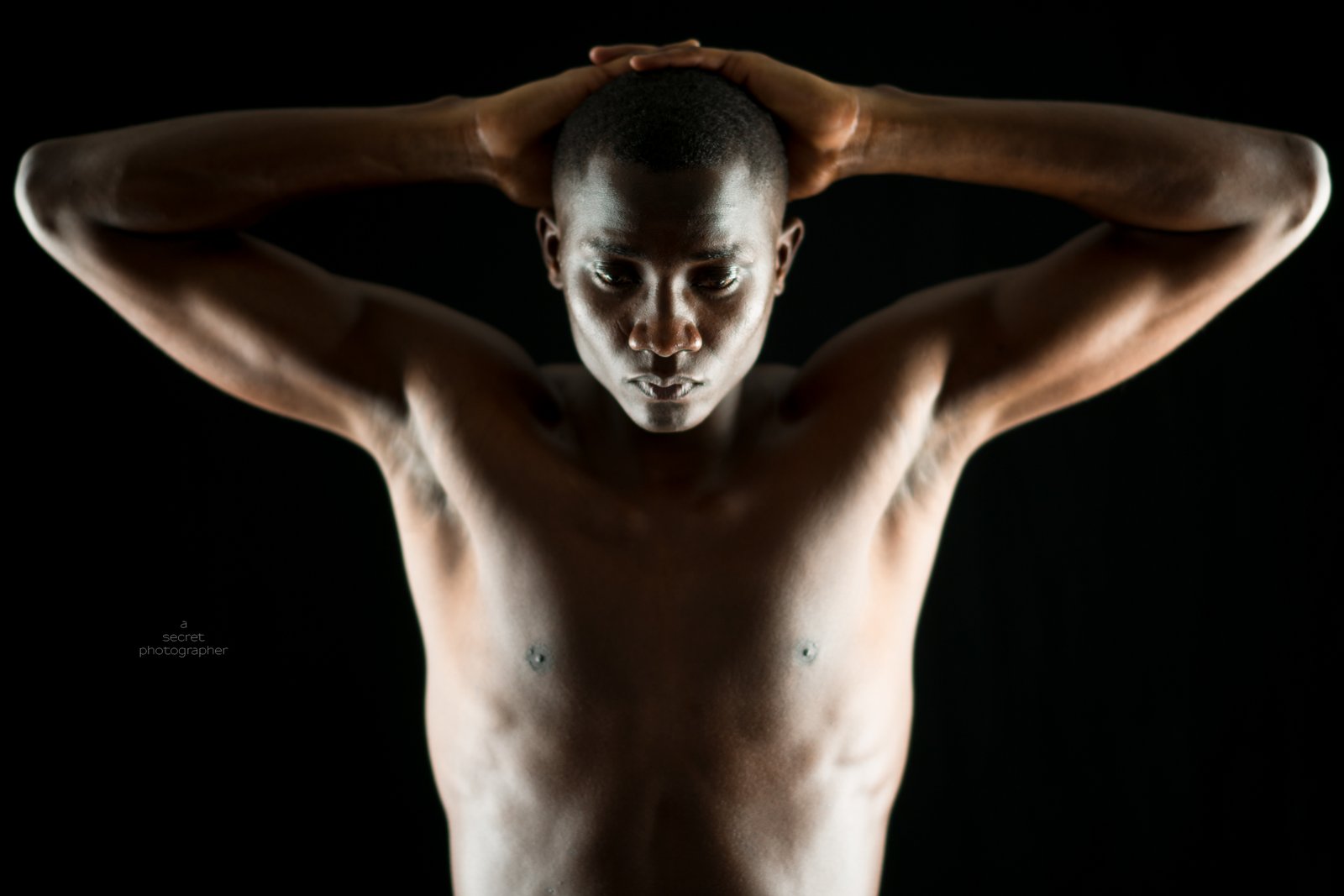 Portrait artistique en clair-obscur