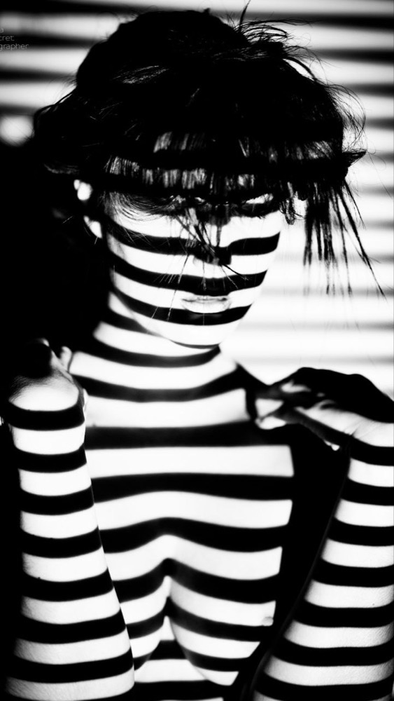 Portrait artistique, jeu d'ombres et de lumière rayées