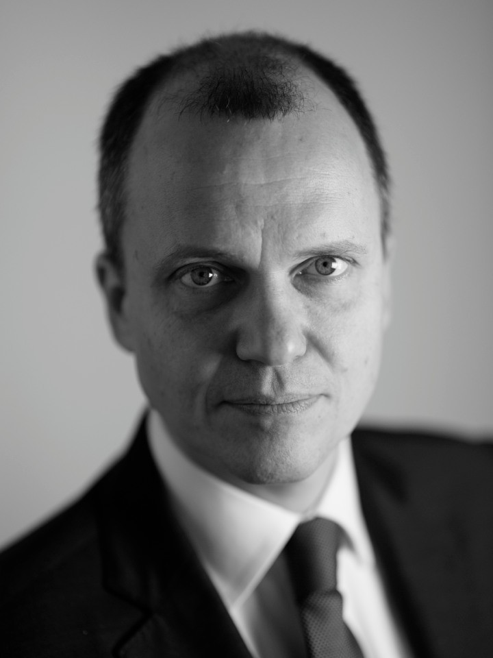 Portrait corporate en studio, noir et blanc