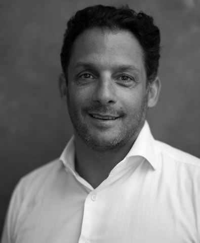 Portrait corporate en noir et blanc, style décontracté